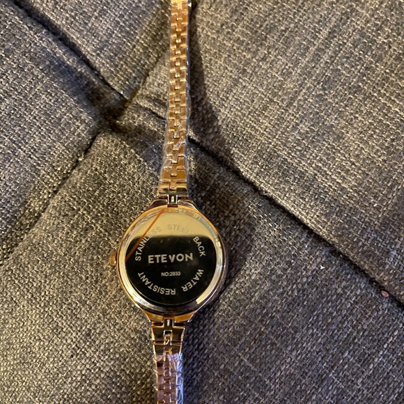 This elegant Etevon is quite stunning. It’s brand new, never been used/worn. - Picture 3 of 9